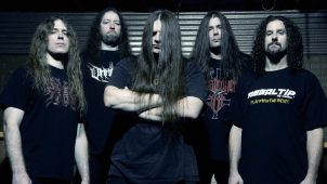 imagen de Cannibal Corpse se cuadra con su guitarrista.