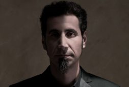 imagen de Serj Tankian, lider de SYSTEM OF A DOWN  «Ahora estoy más interesado en escribir piezas instrumentales de música».
