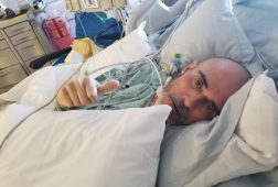 imagen de Sean Killian (VIO-LENCE), recibe tratamiento por complicaciones después de un trasplante de hígado.