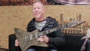 imagen de James Hetfield construye a «CARL», simbólica guitarra para METALLICA.