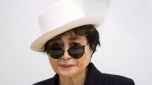 imagen de Yoko Ono sufre robo de una piedra en el Museo de Toronto