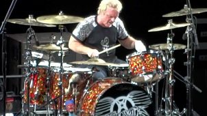 imagen de Joey Kramer baterista de Aerosmith, se ausenta temporalmente de la banda.