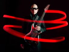 imagen de El virtuoso guitarrista Joe Satriani no se siente impresionado con su producción reciente «The Elephants of Mars»