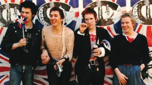 imagen de Johnny Rotten arremete contra sus ex compañeros de SEX PISTOLS por la película biográfica: «PUEDEN IRSE TODOS A LA MIERDA».